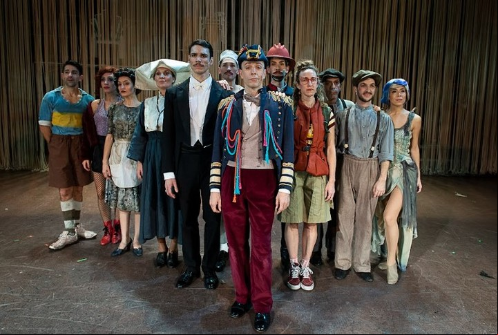 El elenco de "Benito de La Boca", con Peloni a la cabeza.