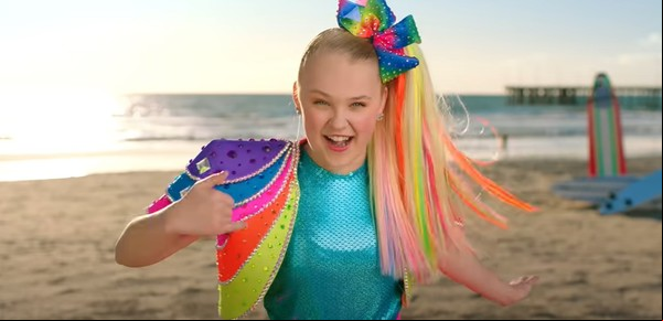 Jojo Siwa, la carismática estrella infantil que se declaró lesbiana, entró a Gran Hermano y se puso de novia con un compañero