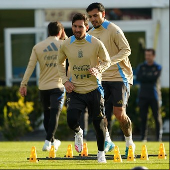 El mediocampo de la Selección Argentina, en boxes: quiénes reemplazan a Paredes, Enzo y Mac Allister y la variante que llegó 'tocada'