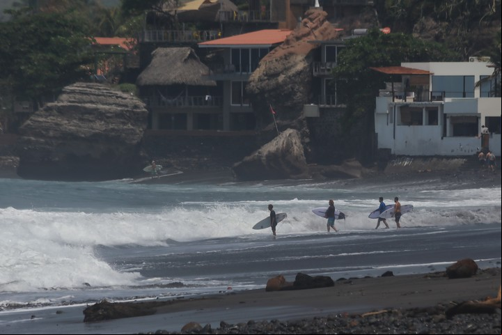 Surfistas ingresan al mar, en la playa El Tunco, El Salvador. Foto Xinhua/Alexander Peña