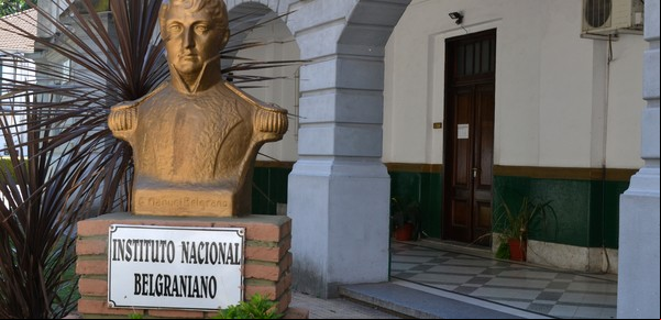 Petitorios, asociaciones civiles y mitines patrióticos para remediar la motosierra en los institutos de historia 