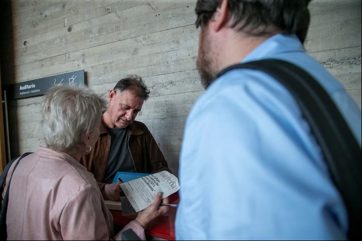 Juan Cristóbal Peña durante la presentación del libro Letras torcidas. Un perfil de Mariana Callejas, en la UDP. Gentileza, editorial UDP.