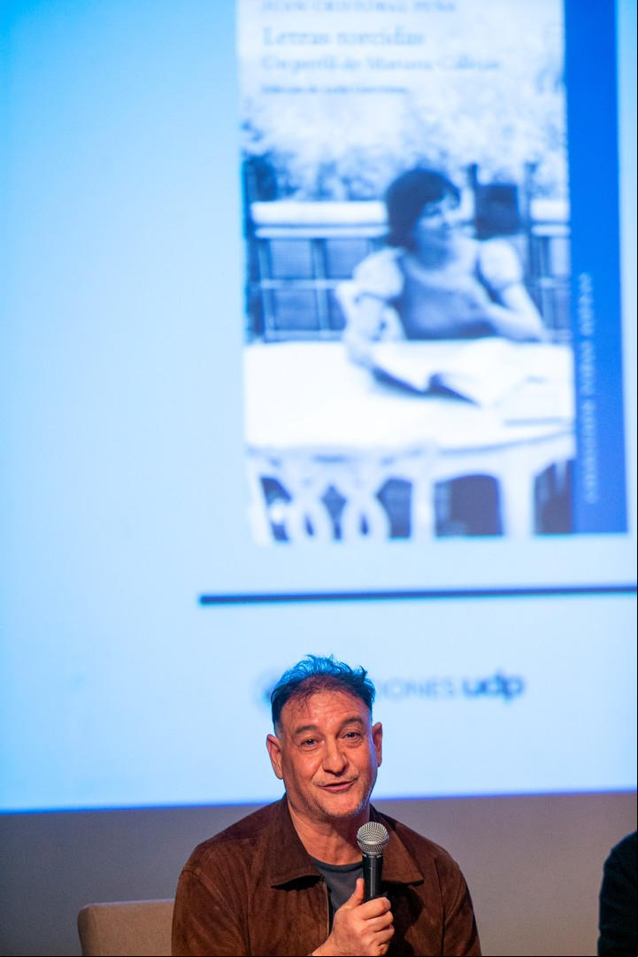 Juan Cristóbal Peña durante la presentación del libro Letras torcidas. Un perfil de Mariana Callejas, en la UDP. Gentileza, editorial UDP.
