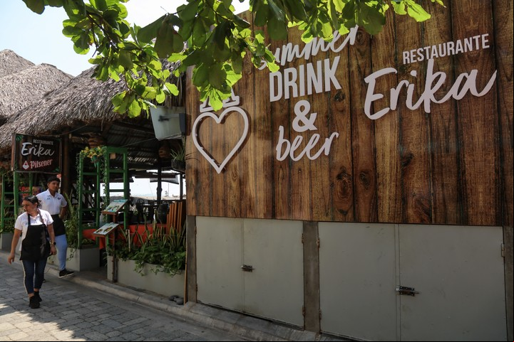 El restaurante Erika, en la playa El Tunco. Foto Xinhua/Alexander Peña