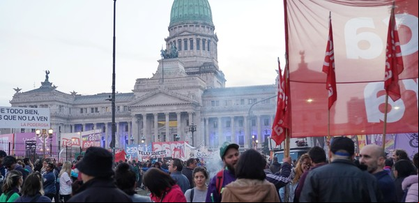 Una multitud marchó al Congreso por los jubilados, el Garrahan y "Ni una menos" 