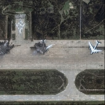 La serie de fotos satelitales que revela los destrozos en los aviones de Rusia atacados por drones de Ucrania 