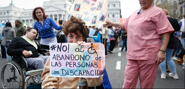 Polémica por la atención a personas con discapacidad: qué dice el Gobierno sobre el reclamo de las familias