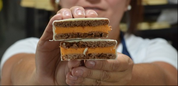 El nuevo alfajor con chocolate y kétchup inspirado en el famoso sándwich rosarino, el "Carlito": ¿una buena idea o un delirio?