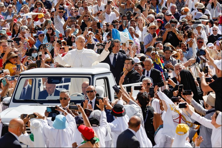 El Papa León XIV, este miércoles entre miles de fieles en la Plaza San Pedro, en el Vaticano. Foto: ANSA