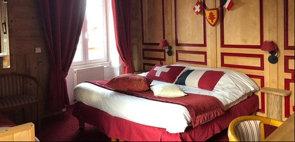 La historia del hotel en el que se pueden visitar dos países sin salir del edificio