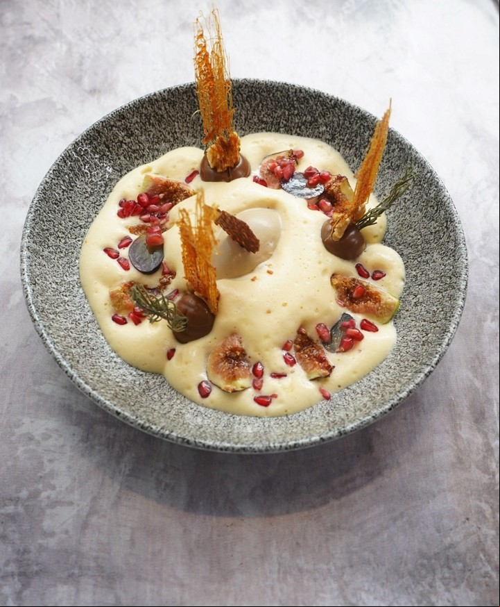 Higos, helado de café, caramel toffee, nube de sambayón y humo de romero en Roux.