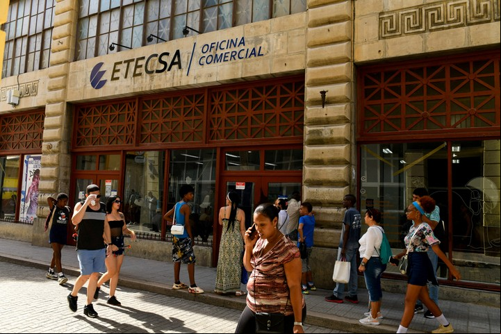 Sede de Etecsa, la empresa estatal de telecomunicaciones cubana. Foto Reuters/Norlys Perez.