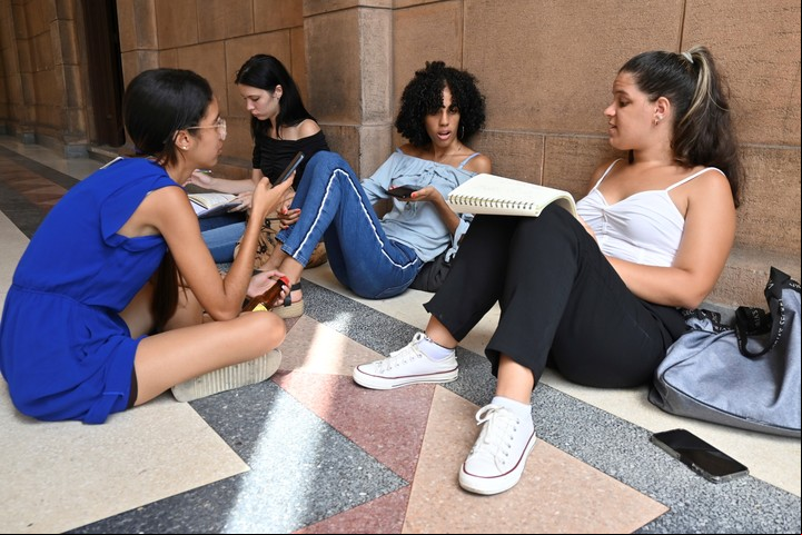Estudiantes de la Universidad de La Habana usando sus celulares. Foto AP/Jorge Luís Baños.