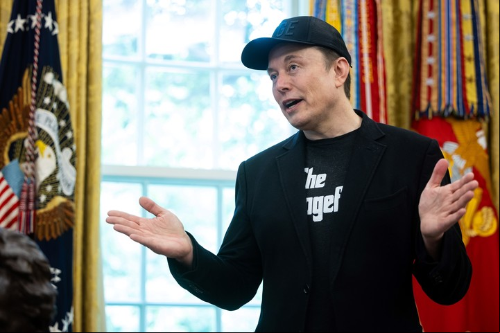 Trump y Musk iniciaron una guerra de acusaciones que ya afecta las acciones de Tesla. Foto EFE