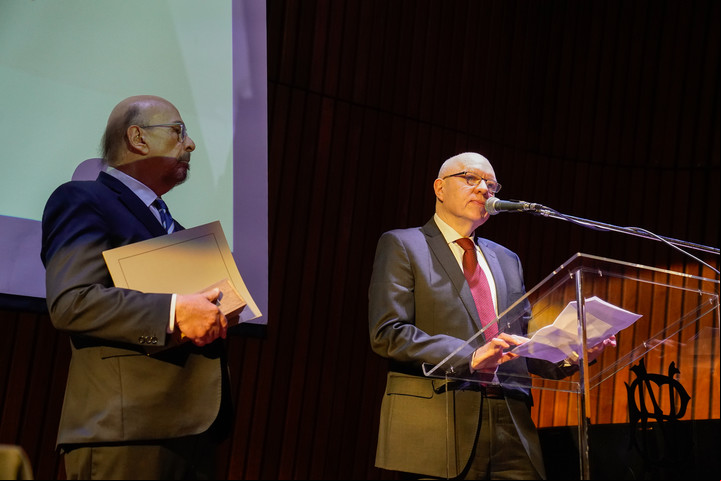 Jorge Fernández Díaz, distinguido con la Pluma de Honor 2025 por la Academia Nacional de Periodismo en la Biblioteca Nacional. Foto Maxi Failla.