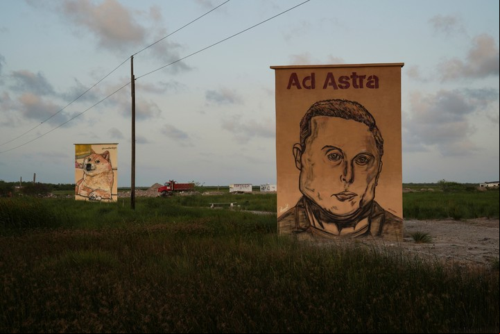 Un mural que representa a Elon Musk se ve cerca de Starbase en Brownsville, Texas, Estados Unidos, 5 de junio de 2025, mientras se intensifica una disputa entre el presidente estadounidense Donald Trump y Elon Musk. REUTERS/Gabriel V. Cardenas