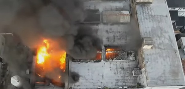 Voraz incendio en un depósito de San Justo: evacuaron a los vecinos y hay peligro de derrumbe 