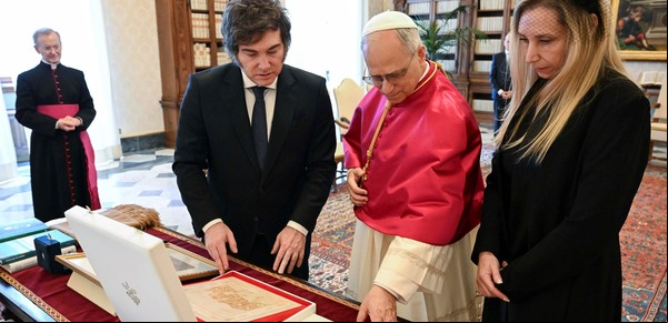 Encuentro en el Vaticano: Javier Milei se reunió por primera vez con el papa León XIV, que le confirmó que visitará la Argentina