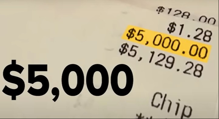 El presunto ticket de pago de aquella compra: figuraba 5000 dólares en concepto de propina. Foto: captura de video/ABC7 News.