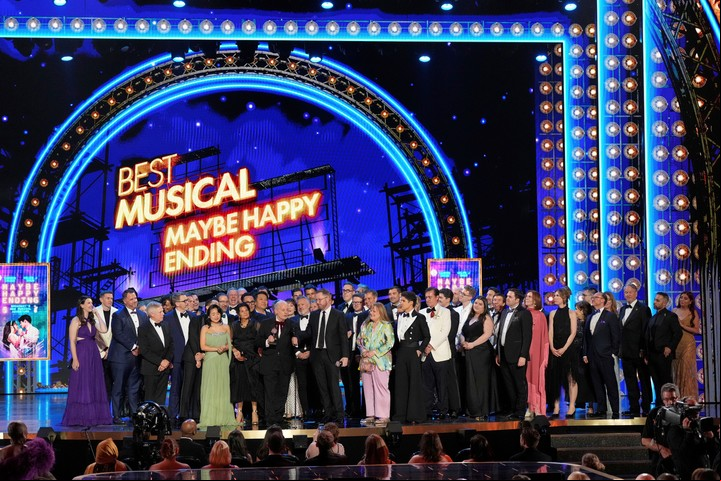 Una multitud en el escenario, entre el elenco, el equipo y los productores de "Maybe Happy Ending". Foto AP
